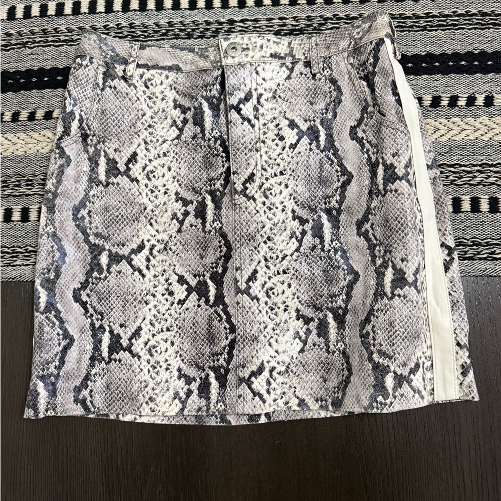 Faux leather snakeskin mini skirt, vintage BB Dakota. Size 4